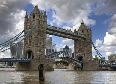 Zaseklý Tower Bridge způsobuje v Londýně dopravní chaos