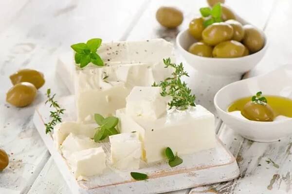 Feta je řecký sýr a Řekové si ho brání před náhražkami a kopiemi.