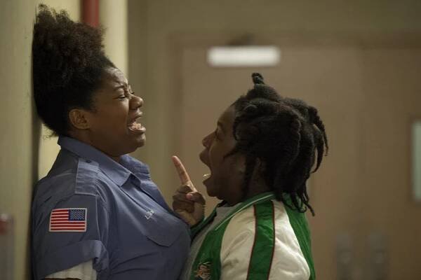 Orange Is the New Black - Prolomení hobrového stropu - Z filmu - Adrienne C. Moore, Uzo Aduba