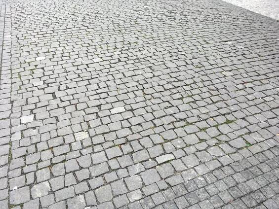 Místo „kočičích hlav“ židovské náhrobky: V Praze po nich nevědomky chodí tisíce lidí