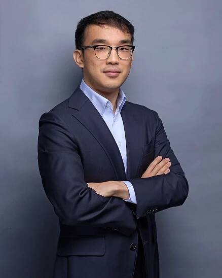 Portrait of Leo Wei, Senior Associate at Fogel & Partners