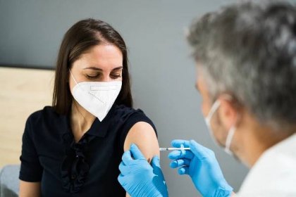 Vědci: Očkovaní lidé nemají vyhráno. Příští rok musí pro vakcínu znovu