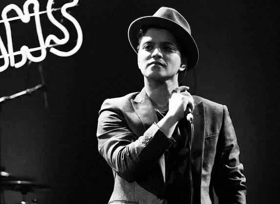Súbor:Bruno Mars b&w.jpg