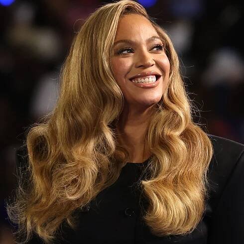 I Never Expected to See Beyoncé Dressed as "Barb Wire "Pam Anderson—See the Photos