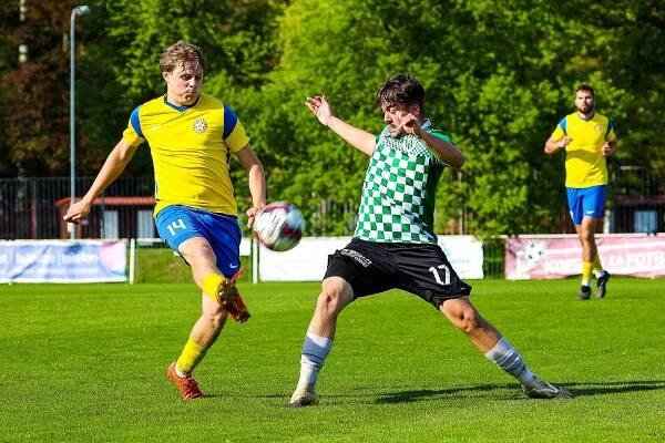 FORTUNA divize A, 25. kolo: FC Rokycany - SK SENCO Doubravka (na snímku fotbalisté ve žlutých dresech) 0:1.