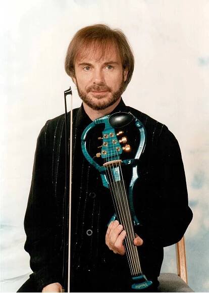 Jean Luc Ponty with his Violectra 6-string violin