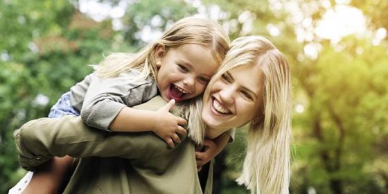 Jak vychovat šťastné dítě? Buďte s ním, nejen vedle něj, radí odbornice