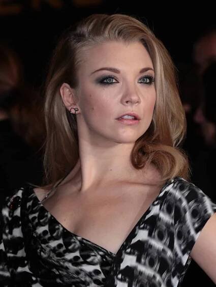 Natalie Dormer wore her blonde locks with deep side-parting and left it in loose shoulder-length with slight waves during the Hunger Games: Mockingjay – Part 2 – UK film premiere on November 5, 2015.
