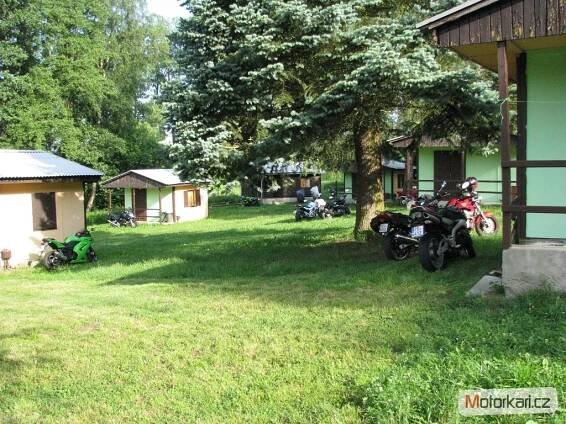 Chatová osada Budín u Jindřichova Hradce Motoubytování moto zajímavosti | Motorkáři.