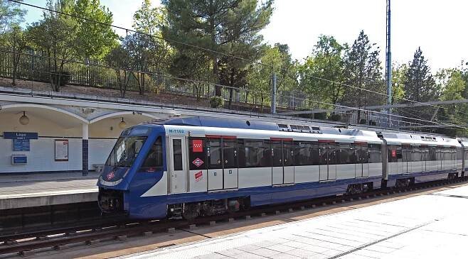 Soubor:Madrid - Lago station.jpg – Wikipedie
