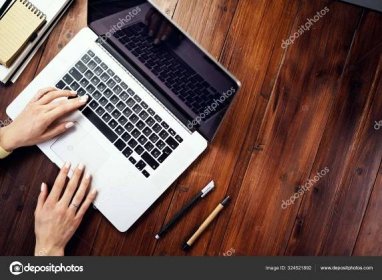 Detailní fotografie ženských rukou s laptopem. Žena na volné noze c — Stock Fotografie © kantver #324521892