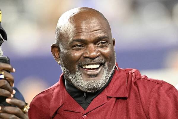 Giants Hall of Fame linebacker Lawrence Taylor before the New York Giants and Dallas Cowboys football game at MetLife Stadium in East Rutherford, N.J.