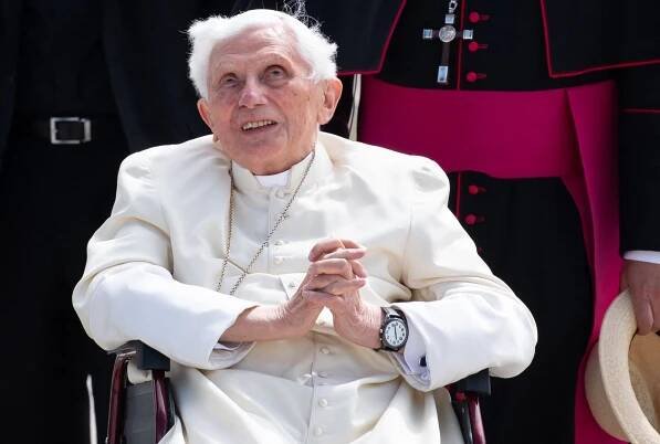 Emeritní papež Benedikt XVI. na mnichovském letišti před odletem do Říma | foto: Sven Hoppe,  Reuters