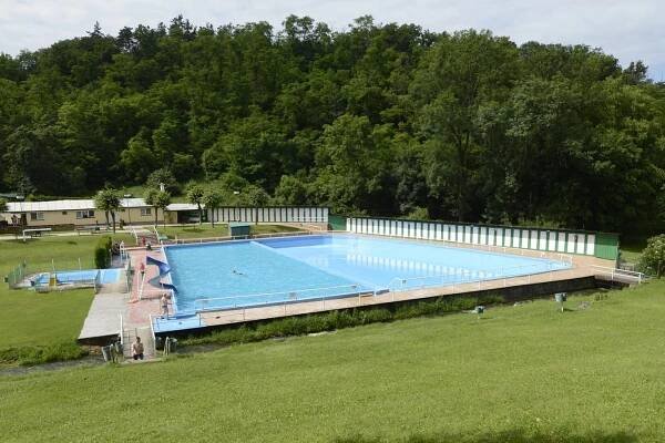 Aquaparky vás nebaví? Koupaliště Divoká Šárka je skrytý klenot Prahy. Okouzlí prvorepublikovou atmosférou