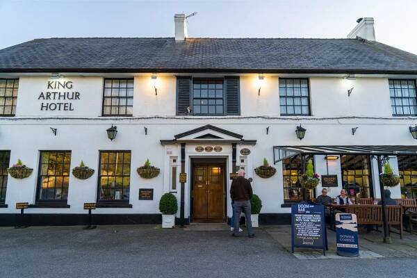traditional-british-pub-and-hotel-king-arthur-hotel-reynoldston-the-gower-wales