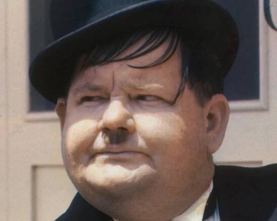 Oliver Hardy looking at side - 1938