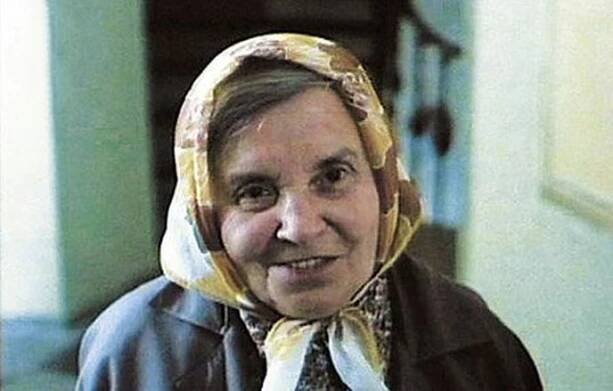 Milada Ježková ve slavné roli ve filmu Kulový blesk, kde trápila Josefa Abrháma dotazy na sklep a půdičku.