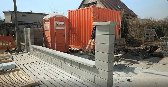Až budete stavět betonový plot, nezapomeňte pořádně pěchovat