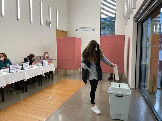 VOLBY 2021: V Brně někdo nahlásil bombu ve volební místnosti