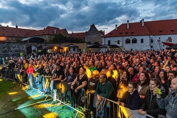 Kapela Jelen zahájila Krumlov Open Air 2024. Zaplnila Pivovarskou zahradu