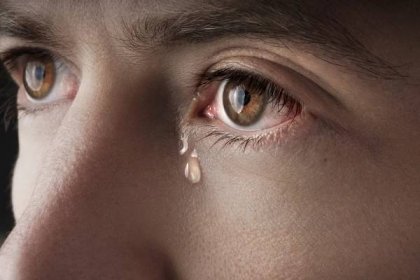 detail očí mladého plačícího muže se slzami v očích - slzy - stock snímky, obrázky a fotky
