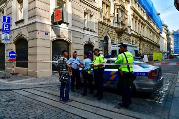 VIDEO: Zavalení dělníci jsou cizinci. Policie prohledává sutiny v centru Prahy dronem