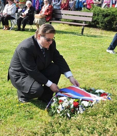 FOTO: Na Prokopce položili kytice a věnce