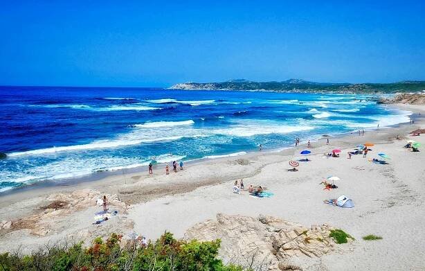 Surfing in Sardinia? Discover the surf spots. And when to go.