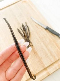 DIY Pure Homemade Vanilla Extract | We Lived Happily Ever After