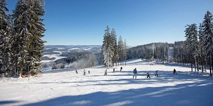 LIPNO NAD VLTAVOU: Zasněžené sjezdovky nabízí místní skiareál všem běžkařům či skialpinistůmZa krásnější Vimperk
