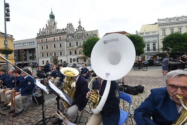 Pocta Františku Kmochovi: kolínským náměstím zněla opět dechová hudba