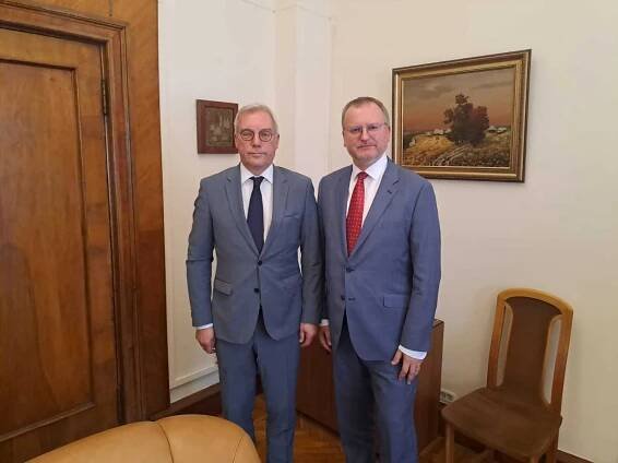 Velvyslanec Koštoval předal kopie pověřovacích listin