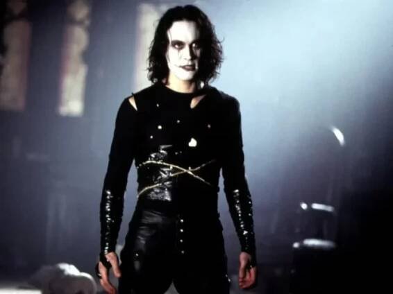 Brandon Lee při natáčení osudného filmu Vrána