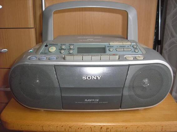 SONY -staré rádio s cd a kazetovým magnetofonem