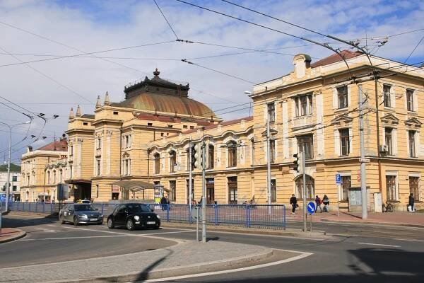 Čeština: Vlakové nádraží České Budějovice. Průčelí hlavní nádražní budovy, pohled přes Nádražní ulici od křižovatky s Žižkovou třídou.