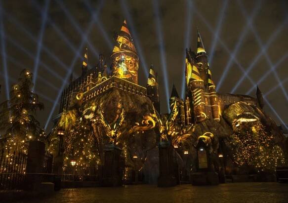 The-NighttimeLights-at-Hogwarts-Castle-Hufflepuff-WWoHP-at-USH.jpg (1.25 MB)