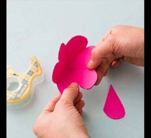 Dva krajní okvětní lístky překryjte a slepte oboustrannou lepicí páskou nebo lepidlem tak, aby vznikl plastický květ. myindianversion.com
