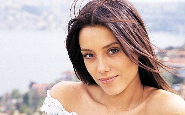 Cansu Dere
