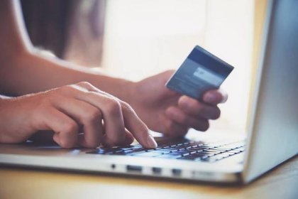 Ruce držící kreditní kartu a používající notebook. Online nakupování — Stock obrázek