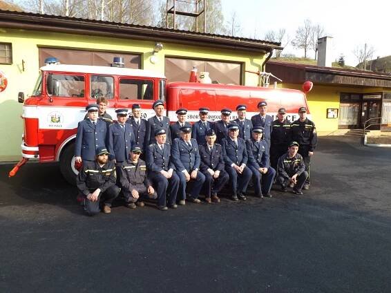 Obec Hejnice - Fotogalerie - focení členů hasičů