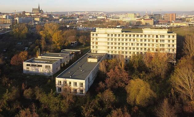 Železniční poliklinika na břehu Svratky v Brně je místem plným tajemství a záhad. Dlouho šlo o nepřístupné území sevřené mezi řekou a spletí kolejí a nádraží, ze kterého jako podivná houba vyrostla přísně pravoúhlá budova, která však nikdy nesloužila svému účelu. Místo samo jako by svou tísní působilo bolestný pocit odtržení od města, od jehož centra je přitom doslova nadohled.