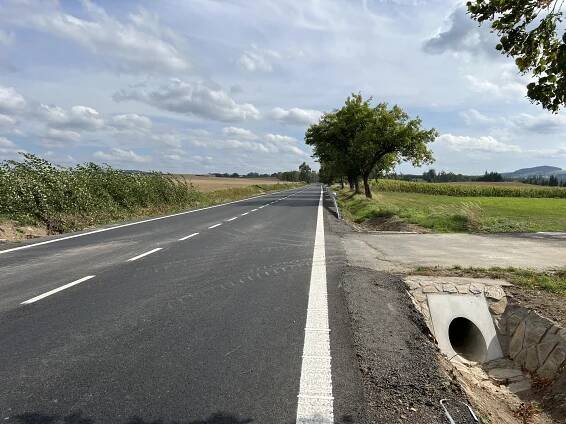 Silnice mezi Ronovem nad Sázavou a Novými Dvory je hotová