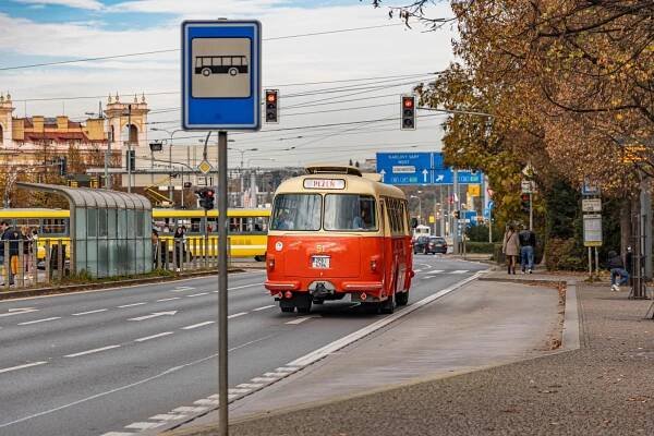 RETRO: Babička tramvaj a děda autobus. Veterány městské dopravy zase vezly lidi