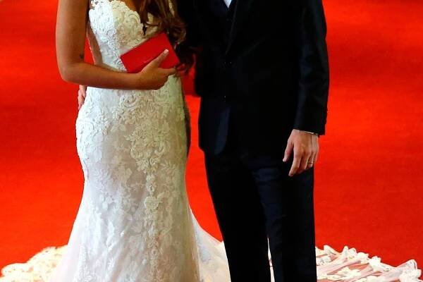 Argentine soccer player Lionel Messi and his wife Antonela Roccuzzo pose at their wedding in Rosario, Argentina, June 30, 2017. REUTERS/Marcos Brindicci