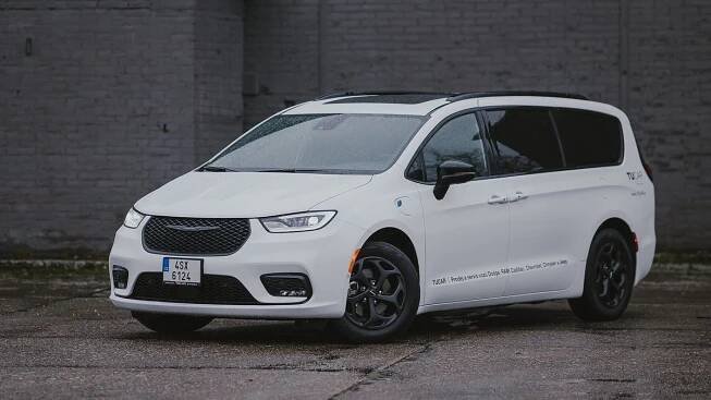 Rodinný Chrysler Pacifica je z druhu, který v Evropě skoro vymřel. Jako amerika žrát nemusí, ale i tak je to něco za něco - Garáž.cz