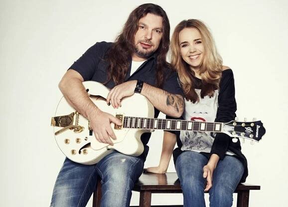 Ježíšek se blíží: Poslechněte si vánoční duet Lucie Vondráčkové a Petra Koláře