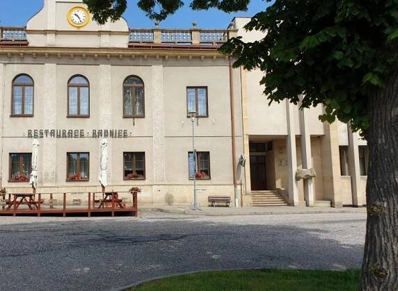 Ubytování v Soukromí - Mlázovice Restaurace Radnice