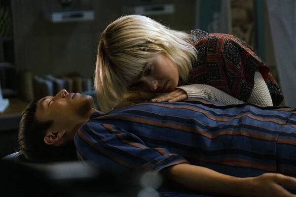 Život po Jangovi - Z filmu - Justin H. Min, Haley Lu Richardson