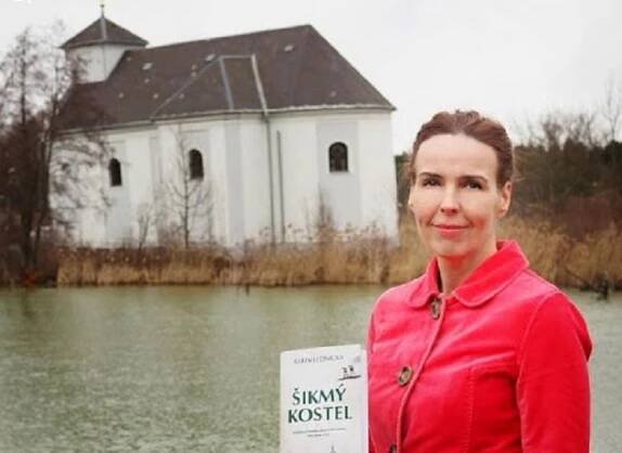 Pouhých několik měsíců po vydání se Šikmý kostel objevil na seznamech doporučené maturitní četby, stal se absolutním vítězem čtenářské ankety Kniha roku a v anketě téhož názvu pořádané Lidovými novinami, se román celkově umístil na pátém místě, mezi beletrií byl první. Nyní přichází autorka s druhým dílem trilogie, který se odehrává mezi zářím 1921 a červnem 1945.