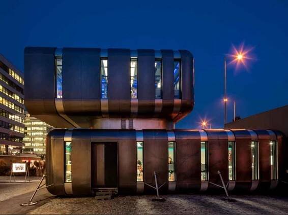 Centrum Cyberdog. Futuristická budova vyrostla u stanice metra Nové Butovice.